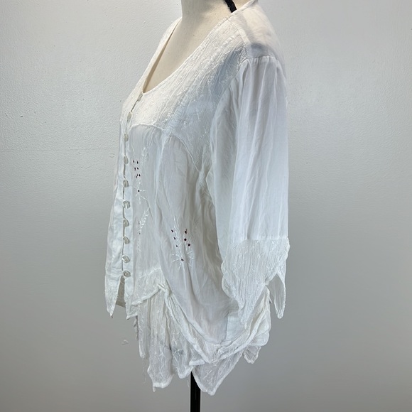 ⭐️🌸Vintage more by lata white embroidered handkerchief hem button front top L - Picture 2 of 12